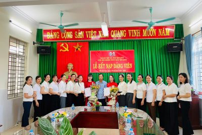 Chi bộ trường Mầm non Hải Quang tổ chức lễ kết nạp Đảng viên mới